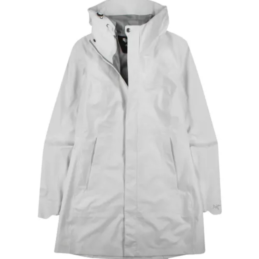 Arc’teryx Codetta Gore-Tex hooded rain jacket in cool White.